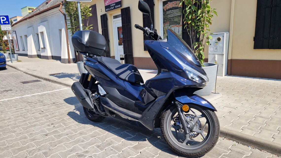 Honda PCX125 2025 – Recenzia mestského skútra, ktorý ostáva jedným z najlepších v triede