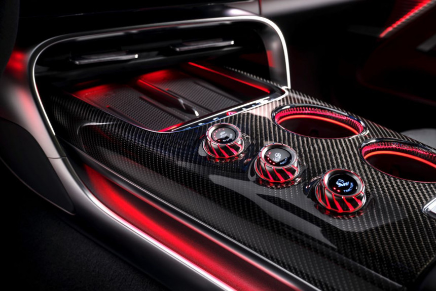 Mercedes-AMG GT liftback odhalil svoj sériový interiér.
