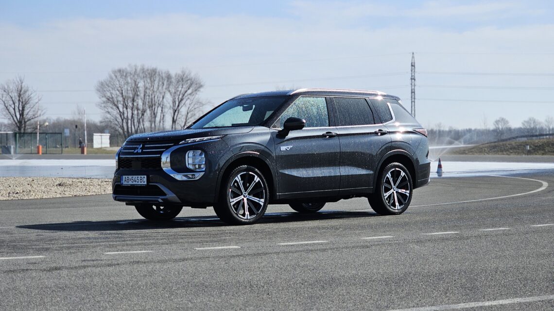 Mitsubishi Outlander PHEV v šmyku: jedno z najistejších SUV, aké sme testovali.