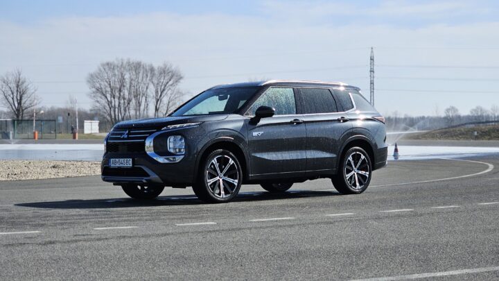 Mitsubishi Outlander PHEV v šmyku: jedno z najistejších SUV, aké sme testovali.