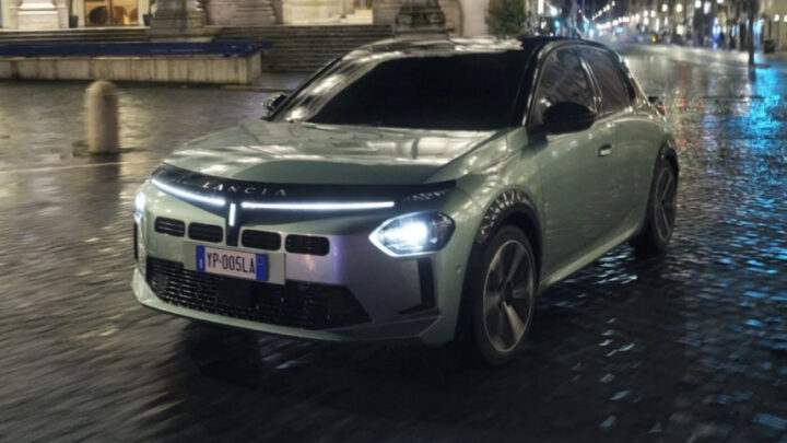 Hatchback Lancia Ypsilon vymenil elektrický pohon za manuálnu prevodovku.