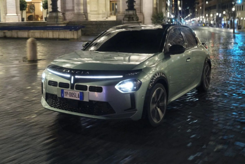 Hatchback Lancia Ypsilon vymenil elektrický pohon za manuálnu prevodovku.