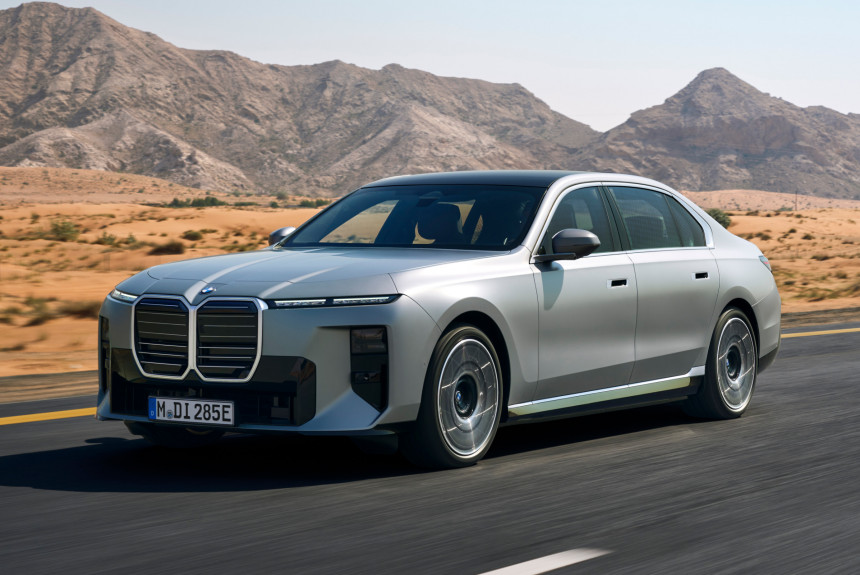 Aktualizované BMW radu 7 si zachovalo svoj kontroverzný vzhľad, ale dostalo nový interiér.