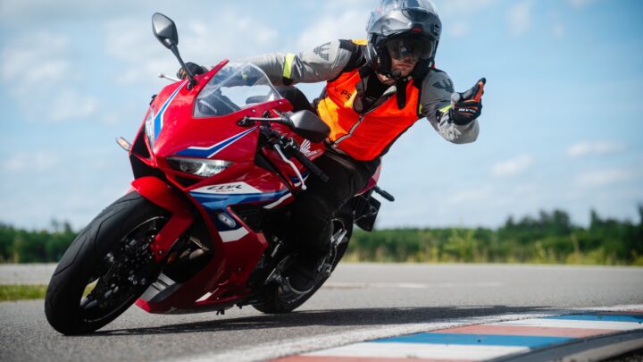 Honda podporuje bezpečnejších motocyklistov. Kurz bezpečnej jazdy na Slovakia Ringu môžu majitelia motocyklov Honda absolvovať za 40 eur.